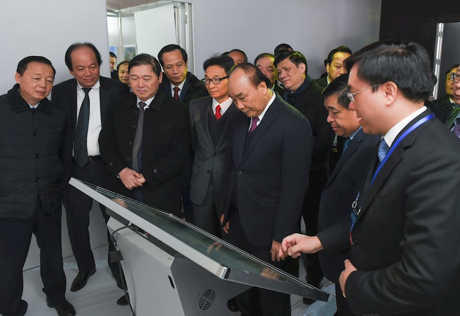 Thủ tướng Nguyễn Xuân Phúc cùng các đại biểu nghe giới thiệu về Trung tâm Đổi mới sáng tạo quốc gia